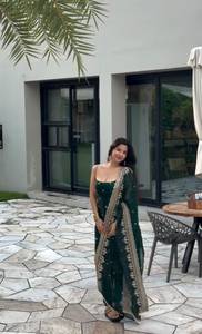 Ensemble prêt-à-porter de créateur pour soirée, en soie Fandy, avec broderie de fils et sequins, comprenant haut, bas et dupatta, entièrement cousu. - Product Image 2