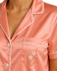 Conjunto de pijama de satén rosa melocotón personalizado por el fabricante para mujer, ropa de dormir de seda de lujo con bolsillo bordado, conjunto de descanso de manga corta suave. - Product Image 5