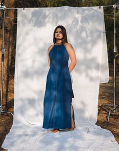 Elegante Vestido Maxi de Mezclilla con Cuello Halter, Silueta Ajustada con Abertura Lateral, para Fiestas de Verano, Sin Mangas, Color Sólido - Product Image 1