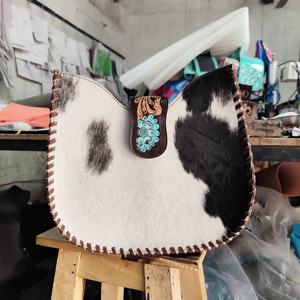 Bolso de Hombro de Cuero Vacuno de Primera Calidad, Estilo Vaquero Occidental Bohemio, con Diseño Floral Otoñal, Hecho a Mano, Diseño Sólido, Ecológico, Abierto, para Mujer - Product Image 1