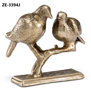 Sculpture d'oiseaux amoureux sur branche en métal finition bronze faite à la main pour la décoration de table, de salon et de la maison - Product Image 1