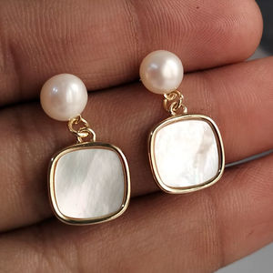 Pendientes de Perlas de Agua Dulce y Madreperla, Chapados en Oro, Antideslustre, Fabricante y Proveedor de Joyería al por Mayor - Product Image 5