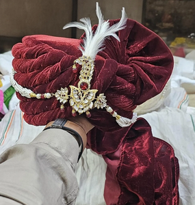 ผ้าโพกหัวเจ้าบ่าวสีแดงเลือดนก ทำมือคุณภาพพรีเมียม พร้อมเข็มกลัดคริสตัลและขนนก สำหรับงานแต่งงานแบบอินเดีย ขายส่งจำนวนมาก - Product Image 4