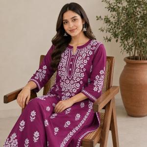Ensemble ethnique floral exclusif pour femme : Kurti droit violet brodé à la main style Chikankari et palazzo assorti - Product Image 3