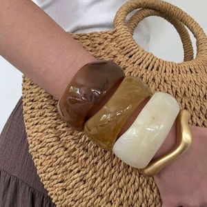 Brazalete de Resina Acrílica para Mujer, Diseño Geométrico, Estilo Chunky, Color Ámbar Marrón Marmoleado - Product Image 1