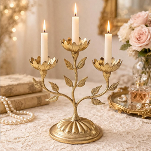Impresionante candelabro de latón de cinco brazos relleno de pétalos de flor de cerezo blanco, disponible a precios de mayorista. - Product Image 5