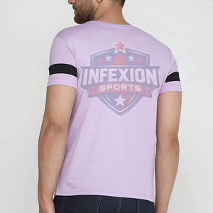 Camiseta de Manga Corta para Hombre, Color Morado Claro, con Ribete en Contraste Negro, Cuello Redondo, Estilo Casual, Tejido de Punto, Color Sólido - Product Image 5