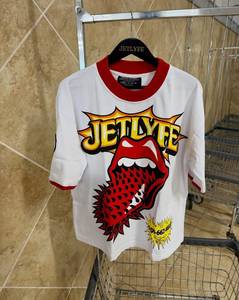 T-shirt blanc à manches courtes pour homme MAX WORLD ENTERPRISES, avec bordure contrastante rouge, logo imprimé sur le devant, respirant, 100 % coton, décontracté, coupe classique - Product Image 1