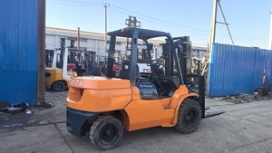 Chariot élévateur à moteur japonais d'occasion portable 02-7FDA50 5 tonnes diesel avec pompe et moteur de boîte de vitesses pour mines et construction - Product Image 2