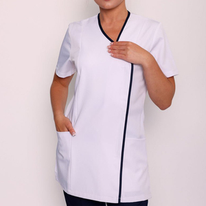 Tunique d'uniforme de spa pour femme, col asymétrique, vêtement de travail pour esthéticienne, salon de beauté, coiffeuse, avec passepoil contrastant, vente en gros personnalisée - Product Image 1