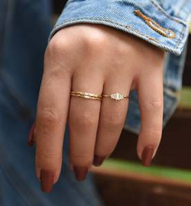 Anillo de compromiso de oro de 14k con diamante de corte esmeralda y engaste de puntas, estilo floral para mujer - Product Image 4
