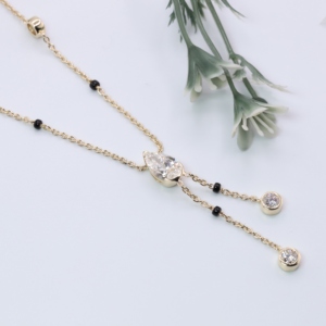 Collier Lariat Mangalsutra Élégant et Luxueux pour Femme en Or Jaune avec Diamant de Laboratoire Taille Poire, Sertissage Bezel et Perles Noires, Idéal pour Mariage - Product Image 1