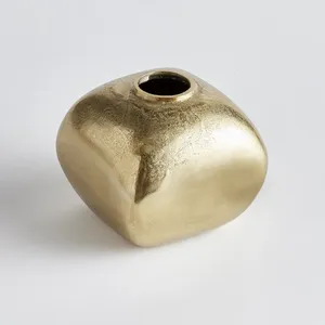 Vase à fleurs en métal fait main de luxe, élégant accent de décoration intérieure pour importateurs, exportateurs, grossistes et détaillants mondiaux - Product Image 1