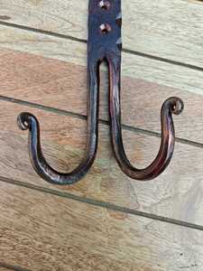 Gancho Doble de Hierro Forjado a Mano, Resistente, Estilo Rústico, Decorativo, para Colgar Batas, Toallas y Sombreros - Product Image 5