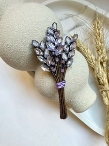 Broche décorative brodée avec des embellissements de perles de qualité supérieure - Product Image 5