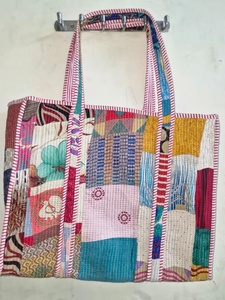 Sac de marché matelassé en coton vintage léger fait main indien avec broderie cousue à la main pour les voyages et le shopping, provenant du Rajasthan - Product Image 4