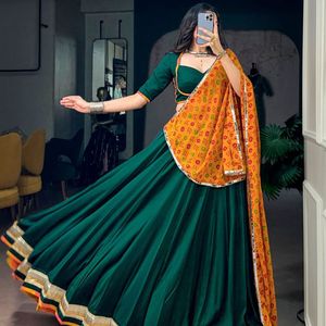 Lehenga Choli Premium con Costuras Chinon, Encaje con Diseño en Relieve y Dupatta de Georgette Estampado, Precio al por Mayor por Royal Exports - Product Image 1