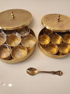 Boîte à épices ronde en laiton artisanale, solution élégante de rangement pour la cuisine, disponible à prix compétitif. - Product Image 2