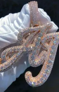 Tishya Diamante Moissanita Real de 3 Quilates, Corte Redondo, Letra Inicial Personalizada - Product Image 3