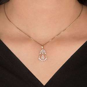 Elegante Collar con Colgante de Lágrima Dorada y Diamantes, con Detalles Florales en Oro, Collar Delicado para Mujer, Joyería Clásica con Diamantes - Product Image 1