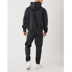 Ce survêtement en coton pour homme de marque privée offre une coupe athlétique supérieure aux joueurs tout en assurant un confort de haut niveau. - Product Image 2