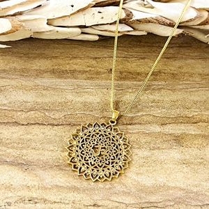 Pendentif Om Bohème au Design Unique, Bijou Spirituel en Laiton pour Femme, Plaqué Or 18 carats, Breloque Lotus Mandala Filigrane pour Vente en Gros OEM ODM - Product Image 4