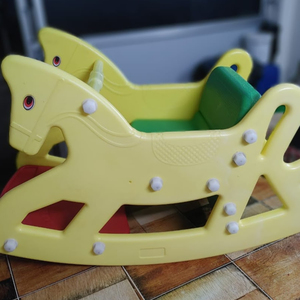 Silla y Mesa 2 en 1 de Diseño Moderno, Caballito de Juguete de Plástico para Niños de 1 a 10 Años, para Dormitorio, Sala de Estar, Escuela, Parque y Uso en Exteriores - Product Image 1