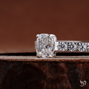 Anillo de compromiso con diamante cultivado en laboratorio de 0.5 quilates, corte cojín alargado, certificado IGI, con banda pavé tipo catedral, oro blanco de 10K. - Product Image 3