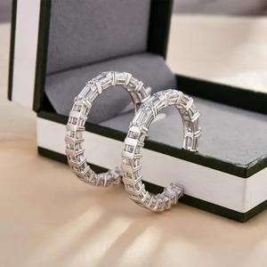 Pendientes de Aro para Mujer con Moissanita 925, Corte Esmeralda, en Plata de Ley con Baño de Oro Blanco, Pendientes de Aro con Diamantes en Venta - Product Image 4