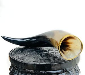 Vasos Artesanales de Cuerno de Búfalo Natural Pulido y Curvado para Cerveza, Hidromiel y Uso Decorativo - Product Image 4