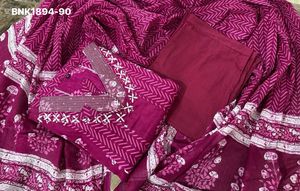Hermoso conjunto de rayón con diseño estampado, cuello en V y pantalón Anarkali largo con dupatta, proveedor de la India a precio mayorista. - Product Image 5