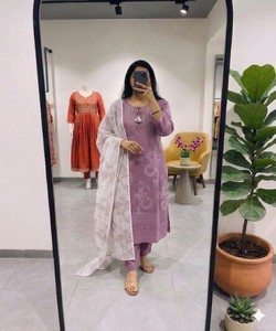 ชุดสตรีแบบดั้งเดิม ผ้าฝ้าย ซัลวาร์ คามีซ พร้อมผ้าคลุมไหล่ สีม่วง สวมใส่สบาย สไตล์อินเดีย ปากีสถาน ความยาวระดับข้อเท้า ทรงปกติ SHAGUN 85143 - Product Image 1