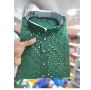 Kurta tradicional de algodón para hombre con bordados detallados en la parte delantera y trasera para eventos culturales y fiestas. - Product Image 2