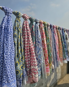 Venta al por mayor de pareos, sarongs y bufandas de algodón 100% indio con estampado a mano, ligeros, para playa, listos para enviar, lote a granel. - Product Image 4