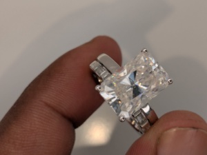 Anillo de Compromiso Lurba Jewels con Moissanita de Corte Radiante de 4.90 Ct, Halo Oculto y Piedras Laterales Baguette, Oro Blanco de 14K, con Bolsa de Regalo - Product Image 3
