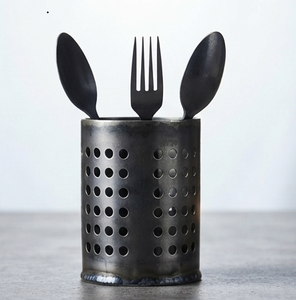 Porte-couverts en métal noir, cylindrique, perforé, résistant à la rouille, pour ustensiles de cuisine industrielle - Product Image 1