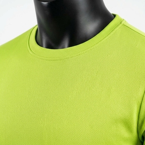 Camiseta deportiva ajustada de poliéster y spandex transpirable para hombre, ideal para correr y hacer ejercicio en el gimnasio. - Product Image 6