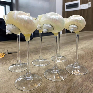 Vaso de Vidrio Hecho a Mano con Diseño de Conchas Marinas para Uso en Restaurantes y Hoteles - Product Image 1