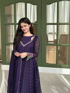 Ensemble Lehenga Choli brodé violet avec travail de sequins, robe de mariage traditionnelle, tenue de festival pour femme avec dupatta - Product Image 1