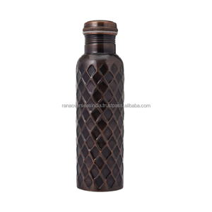 Botella de Agua de Cobre al por Mayor con Patrón de Diamantes en Relieve, Aspecto Antiguo Oscuro y Tapa de Rosca para Bebidas - Product Image 1