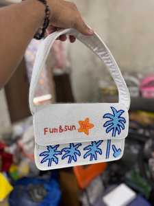 กระเป๋าคลัทช์ปักลูกปัดเม็ดเล็ก งานฝีมือประณีต ลวดลายดอกไม้ งานศิลป์ ตกแต่งด้วยลูกปัดขนาดเล็กเย็บมือ - Product Image 4