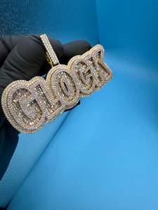 Colgante con Letra Glock de Plata 925, Chapado en Oro de 18K, Moissanita de Corte Brillante Redondo, Estilo Hip Hop, Dos Tonos, para Hombre - Product Image 2