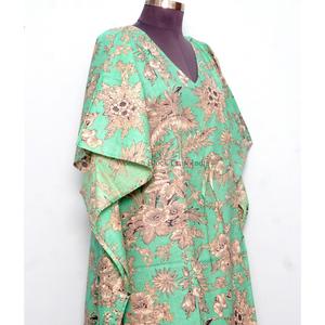 ชุดเดรสยาวผ้าฝ้ายพิมพ์ลายดอกไม้ทำมือสำหรับผู้หญิงอินเดีย พิมพ์ลายด้วยมือแบบฟรีแฮนด์บล็อก เหมาะสำหรับฤดูใบไม้ผลิ ฤดูร้อน ใส่คลุมชุดไปทะเล หรือใส่ในบ้าน - Product Image 5