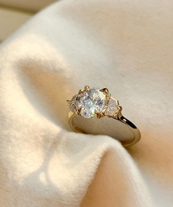 Bague de fiançailles ovale en moissanite 2 carats, bague demi-lune trilogie en or 14 carats, diamant de laboratoire, bijoux fins pour femmes - Product Image 4