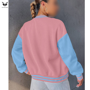 Fournisseur de premier plan : Nouvelle veste universitaire rose et bleue pour femme, manches longues, col boutonné, lettre M brodée sur le devant, en cuir PU, idéale pour l'hiver - Product Image 4