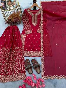 Conjunto de Kurti, Plazzo y Dupatta de Seda Gmy para Bodas y Fiestas, con Diseño de Autor y Trabajo Manual - Product Image 2