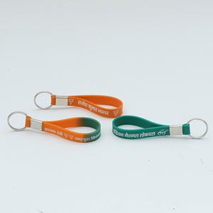 Llaveros de silicona de alta calidad con pulsera de goma impresa, ideales para eventos y campañas, disponibles a buen precio. - Product Image 5