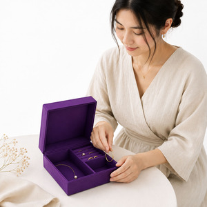 กล่องใส่เครื่องประดับผ้าไหมปักลายอักษรย่อพรีเมียมของไทย - Product Image 2