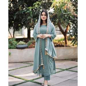 Ensemble de vêtements de fête pour femmes de créateur haut bas Dupatta pour un look élégant - Product Image 3