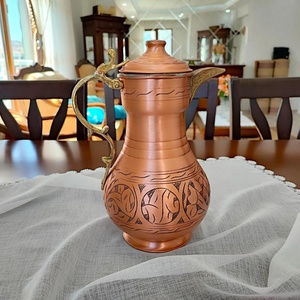 Carafe à eau en cuivre avec couvercles gravés de motifs orientaux pour la décoration de table et les boissons - Product Image 1